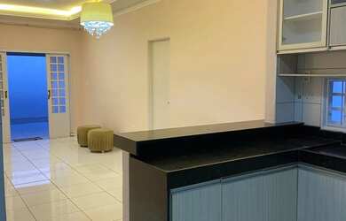 Imagem: A casa possui 3 Dormitórios, 2 Banheiros, 2 Vagas na garagem