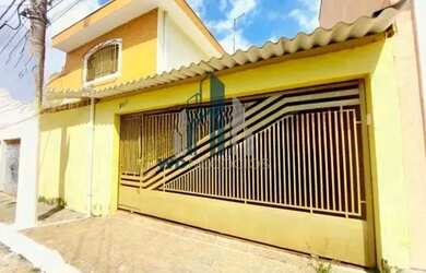 Imagem: A casa possui 3 Dormitórios, 3 Banheiros, 2 Vagas na garagem