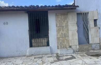 Imagem: A casa à venda possui 4 Dormitórios e 2 Banheiros e está