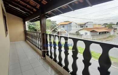 Imagem: A casa possui 4 Dormitórios, 5 Banheiros, 2 Vagas na garagem