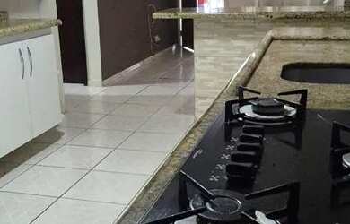 Imagem: A casa possui 2 Dormitórios, 1 Banheiro, 1 Vaga na garagem