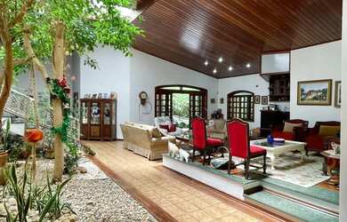 Imagem: A casa possui 4 Dormitórios, 1 Banheiro, 392m² de Área e