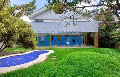 Imagem: A casa possui 4 Dormitórios, 5 Banheiros, 4 Vagas na garagem