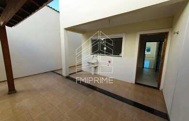 Imagem: A casa possui 3 Dormitórios, 4 Banheiros, 5 Vagas na garagem