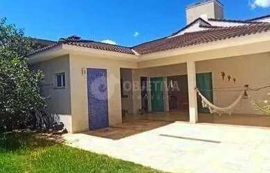 Imagem: A casa possui 4 Dormitórios, 4 Banheiros, 4 Vagas na garagem