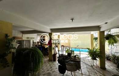 Imagem: A casa possui 3 Dormitórios, 4 Banheiros, 3 Vagas na garagem