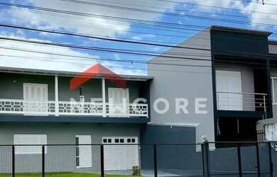 Imagem: A casa possui 3 Dormitórios, 3 Banheiros, 2 Vagas na garagem