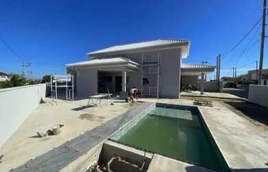 Imagem: A casa em condomínio possui 3 Dormitórios, 1 Banheiro, 2 Vagas