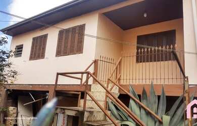 Imagem: A casa possui 2 Dormitórios, 3 Banheiros, 4 Vagas na garagem