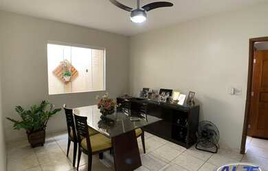 Imagem: A casa possui 3 Dormitórios, 3 Banheiros, 4 Vagas na garagem