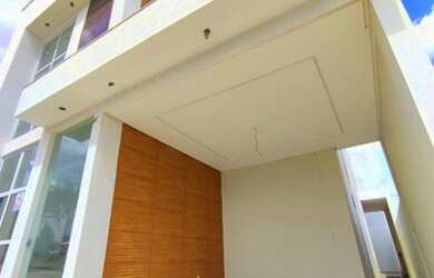 Imagem: A casa possui 3 Dormitórios, 3 Banheiros, 2 Vagas na garagem