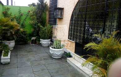 Imagem: A casa possui 3 Dormitórios, 1 Banheiro, 3 Vagas na garagem