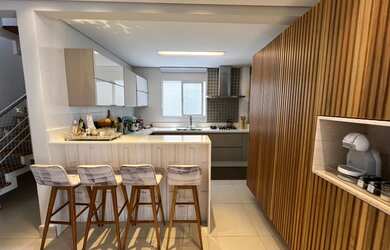 Imagem: A casa em condomínio possui 4 Dormitórios, 5 Banheiros, 3