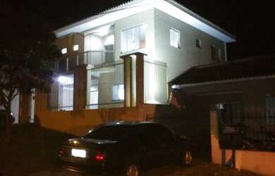 Imagem: A casa possui 3 Dormitórios, 3 Banheiros, 2 Vagas na garagem