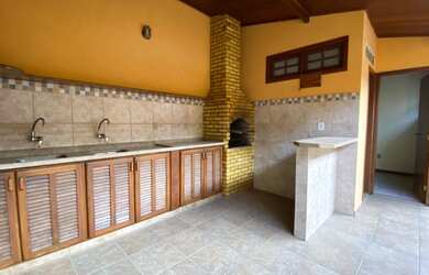 Imagem: A casa possui 3 Dormitórios, 3 Banheiros, 2 Vagas na garagem