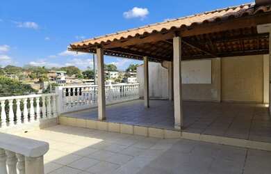 Imagem: A casa possui 3 Dormitórios, 2 Banheiros, 3 Vagas na garagem