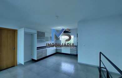 Imagem: A casa possui 2 Dormitórios, 2 Banheiros, 2 Vagas na garagem