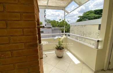 Imagem: A casa possui 3 Dormitórios, 3 Banheiros, 3 Vagas na garagem