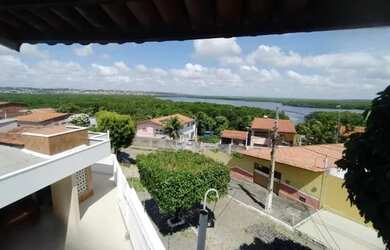 Imagem: A casa possui 3 Dormitórios, 4 Banheiros, 3 Vagas na garagem