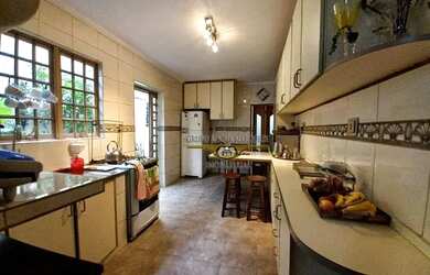 Imagem: A casa possui 2 Dormitórios, 3 Banheiros, 2 Vagas na garagem