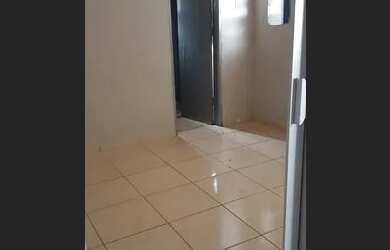 Imagem: A casa possui 1 Dormitório, 1 Banheiro, 1 Vaga na garagem