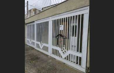 Imagem: A casa possui 2 Dormitórios, 2 Banheiros, 1 Vaga na garagem