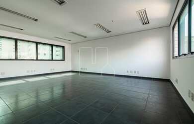 Imagem: O depósito possui 1 Vaga na garagem, 49m² de Área e está