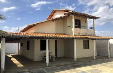 Imagem: A casa possui 3 Dormitórios, 2 Banheiros, 5 Vagas na garagem