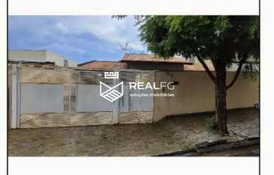 Imagem: A casa possui 3 Dormitórios, 1 Banheiro, 1 Vaga na garagem