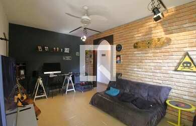 Imagem: A casa possui 3 Dormitórios, 2 Banheiros, 4 Vagas na garagem