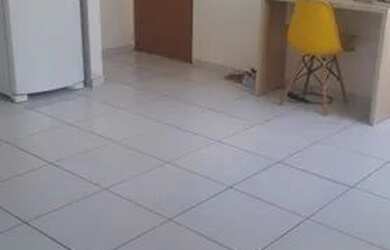 Imagem: O apartamento possui 2 Dormitórios, 1 Banheiro, 1 Vaga na garagem