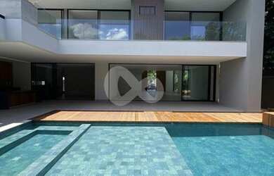 Imagem: A casa em condomínio possui 4 Dormitórios, 5 Banheiros, 4