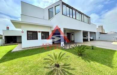 Imagem: A casa possui 5 Dormitórios, 5 Banheiros, 5 Vagas na garagem