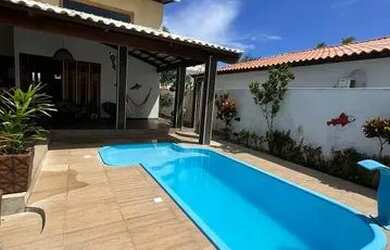 Imagem: A casa possui 3 Dormitórios, 3 Banheiros, 4 Vagas na garagem