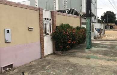 Imagem: A casa possui 3 Dormitórios, 3 Banheiros, 4 Vagas na garagem