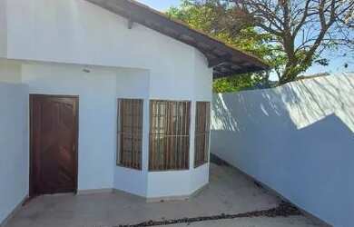 Imagem: A casa possui 2 Dormitórios, 1 Banheiro, 2 Vagas na garagem