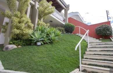 Imagem: A casa possui 3 Dormitórios, 5 Banheiros, 4 Vagas na garagem