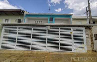 Imagem: A casa possui 3 Dormitórios, 3 Banheiros, 4 Vagas na garagem