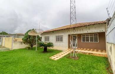 Imagem: A casa possui 4 Dormitórios, 2 Banheiros, 3 Vagas na garagem