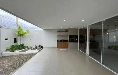 Imagem: A casa possui 3 Dormitórios, 3 Banheiros, 4 Vagas na garagem