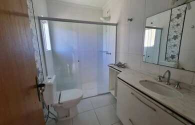 Imagem: A casa possui 3 Dormitórios, 1 Banheiro, 2 Vagas na garagem