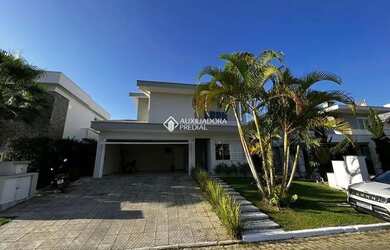 Imagem: A casa possui 4 Dormitórios, 3 Banheiros, 4 Vagas na garagem