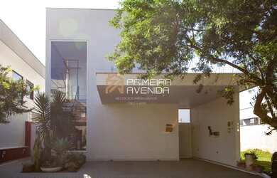 Imagem: A casa possui 3 Dormitórios, 5 Banheiros, 2 Vagas na garagem