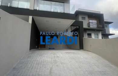 Imagem: A casa possui 3 Dormitórios, 3 Banheiros, 4 Vagas na garagem