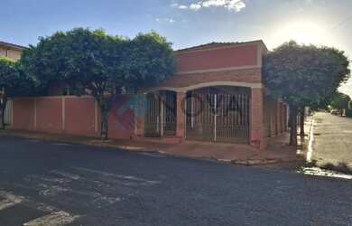 Imagem: A casa possui 3 Dormitórios, 2 Banheiros, 2 Vagas na garagem