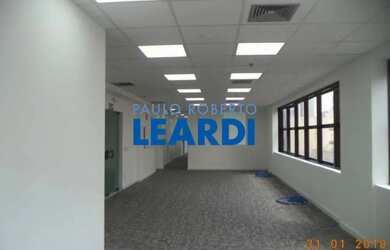 Imagem: O depósito possui 5 Vagas na garagem, 377m² de Área e está