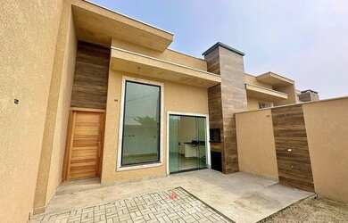 Imagem: A casa possui 3 Dormitórios, 2 Banheiros, 2 Vagas na garagem