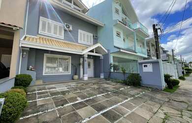 Imagem: A casa possui 3 Dormitórios, 3 Banheiros, 2 Vagas na garagem