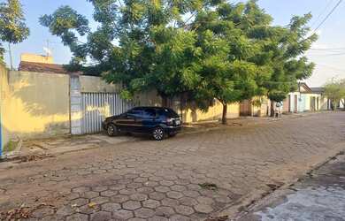 Imagem: A casa possui 3 Dormitórios, 2 Banheiros, 2 Vagas na garagem
