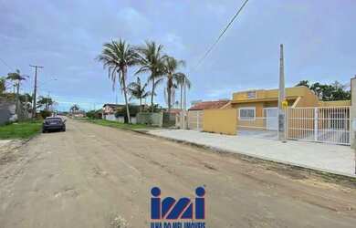 Imagem: A casa possui 2 Dormitórios, 2 Banheiros, 2 Vagas na garagem